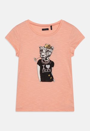 Brzoskwiniowy T-shirt z krótkim rękawem z grafiką lamparta w czarnej koszulce z napisem "I heart IKKS", żółtym kwiatem i stokrotką w pysku.