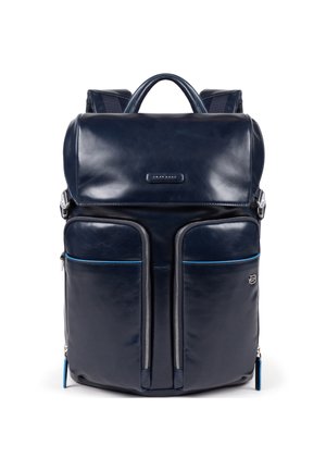 Zaino in pelle blu navy con texture liscia, dotato di due tasche anteriori con zip, manico superiore e spallacci regolabili.