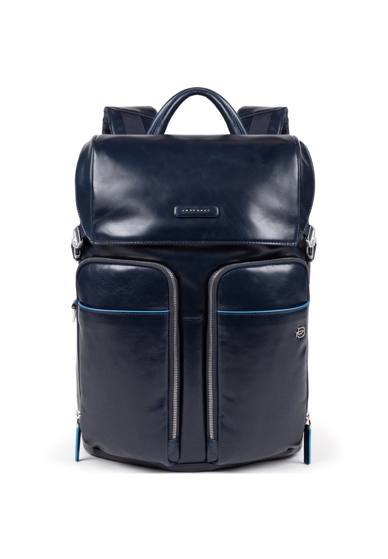 Zaino in pelle blu navy con texture liscia, dotato di due tasche anteriori con zip, manico superiore e spallacci regolabili.