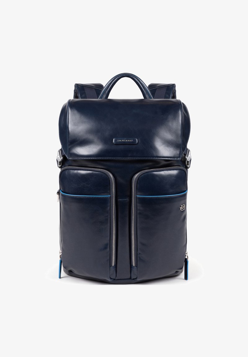 Zaino in pelle blu navy con texture liscia, dotato di due tasche anteriori con zip, manico superiore e spallacci regolabili.