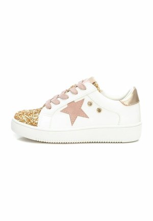 Zapatillas blancas con punta dorada brillante y acento de estrella rosa. Presentan cordones rosas y detalles en el talón metálico dorado. Suela de goma texturizada.