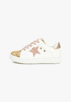 Zapatillas blancas con punta dorada brillante y acento de estrella rosa. Presentan cordones rosas y detalles en el talón metálico dorado. Suela de goma texturizada.
