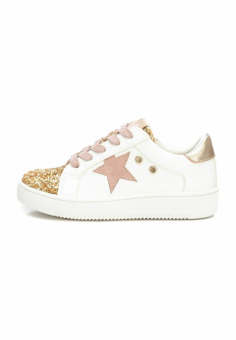 Zapatillas blancas con punta dorada brillante y acento de estrella rosa. Presentan cordones rosas y detalles en el talón metálico dorado. Suela de goma texturizada.