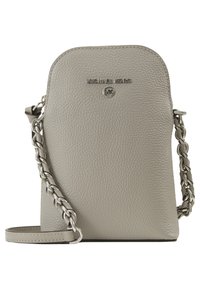 Ljust grå pebble-läder crossbody-väska med silverkedja och Michael Kors-logotyp på framsidan mot vit bakgrund.