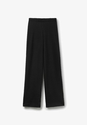 Černé kalhoty s širokými nohavicemi z texturované látky a s vysokým pasem, položeny na bílém pozadí.