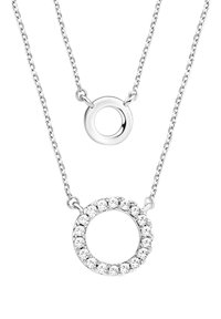 Collana d'argento a doppio strato con un pendente circolare liscio sopra un cerchio più grande contornato di pietre scintillanti.