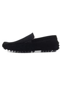 Schwarze Wildleder-Slipper mit leicht spitz zulaufender Spitze, dekorativer Naht und Gummipebble-Detail an der Ferse für besseren Halt.