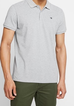Szara bawełniana koszulka polo z klasycznym kołnierzykiem, krótkimi rękawami i małym haftowanym logo na piersi, w połączeniu z zielonymi spodniami.