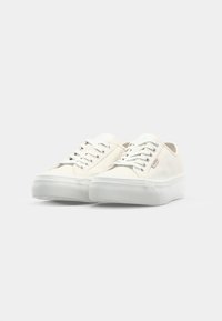 Sneakers bianchi in tela con design a basso, dotati di lacci rotondi, occhielli metallici e suola in gomma testurizzata.