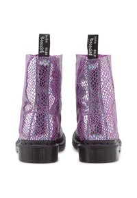 Bottes à chevilles violettes avec un motif brillant de peau de serpent, dotées de semelles noires et de languettes à l'arrière avec un texte blanc pour un enfilage facile.