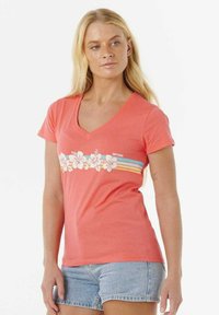 Koraal V-hals T-shirt van katoen, met witte bloemenprints en blauwe, gele en oranje strepen over de borst. Korte mouwen.