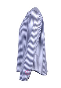 Langarmhemd mit vertikalen blauen und weißen Streifen, das am Manschette einen pinken Smiley-Akzent und einen normalen Kragen hat.