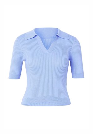 Lyseblå ribstrikket top med korte ærmer, nedfoldet krave og V-udskæring.