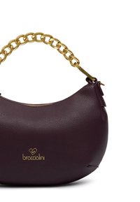 Borsa a mano in pelle bordeaux con finitura texturizzata, forma curvata e manico a catena dorata. Presenta una chiusura con zip e un dettaglio di branding dorato.