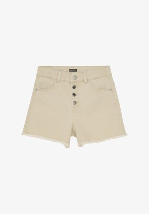 Shorts en denim beige avec un ourlet effiloché, dotés d'une taille haute, d'une fermeture à cinq boutons à l'avant et de deux poches avant.