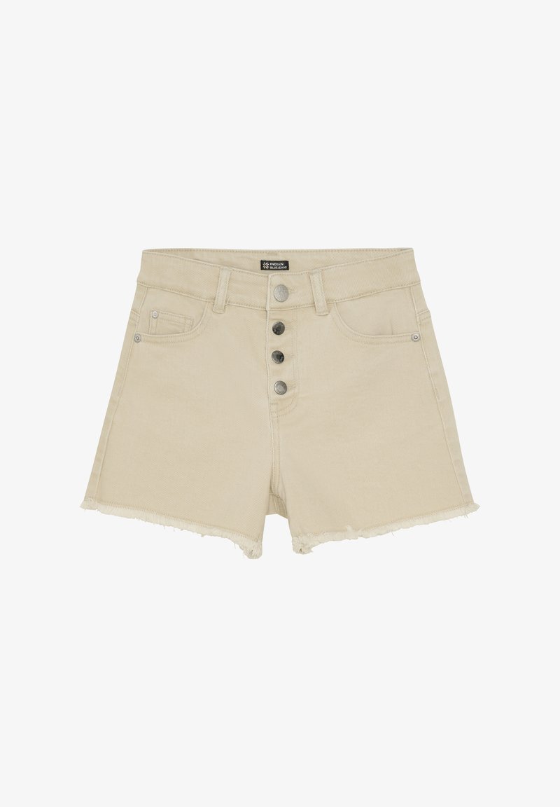 Beige denim shorts med en frynset kant, der har højtalje, fem knaplukning fortil og to forlommer.