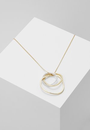 Gouden ketting met drie in elkaar grijpende ringen, twee gepolijste gouden en één zilveren met kleine kristallen, getoond op een witte kubus.
