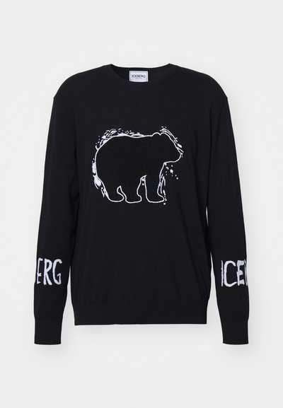Suéter negro con una silueta de oso en bordado blanco en la parte frontal y la palabra "ICEBERG" en blanco en las mangas.