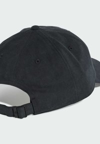 Czarna regulowana czapka baseballowa z bocznym zapięciem i otworami wentylacyjnymi, pokazana z tyłu na jasnym tle.