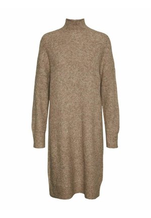 Beige gebreide jurk met lange mouwen en knielengte, voorzien van een hoge hals en geribbelde manchetten, afgebeeld op een witte achtergrond.