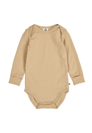 Beżowy, długi rękaw body niemowlęce z kopertowym dekoltem i zatrzaskami na kroku, o gładkim wzorze, na białym tle.