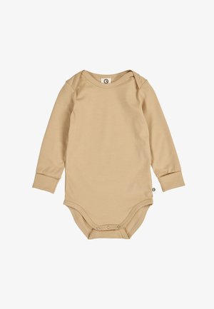 Beige babyrompertje met lange mouwen, envelophals en drukknoopsluiting bij het kruis, eenvoudig ontwerp, op een witte achtergrond.