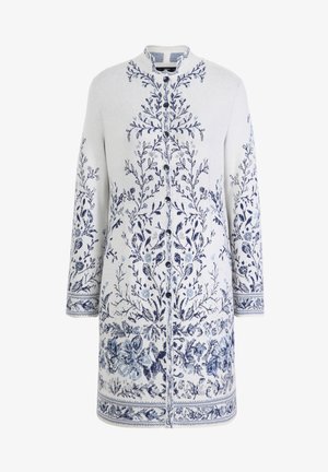 Gestickte Strickjacke in Weiß mit detaillierter blauer Blumenstickerei. Beinhaltet einen runden Halsausschnitt und eine Knopfleiste an der Vorderseite.