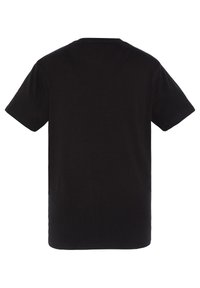 Camiseta de algodón negra de manga corta. Diseño sencillo, cuello redondo, sin patrones ni acentos, textura lisa y corte regular.