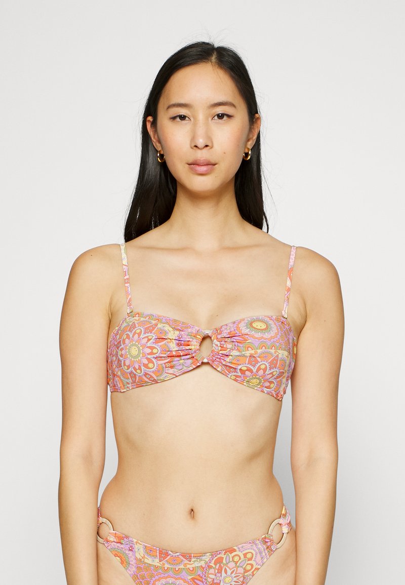 Bikini set v kvetinovom vzore ružovej a oranžovej farby, s bandeau topom a detailom v tvare kľúčovej dierky a nastaviteľnými ramienkami. Dopĺňané obručami.