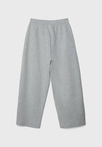 Grå, brede sweatsbukser med elastisk talje. Fremstillet af et blødt stof med en glat tekstur. Ingen synlige mønstre eller detaljer.