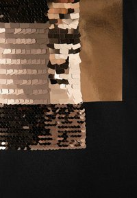 Zwarte stof met textuurpailletten in tinten beige, brons en zwart, gerangschikt in abstracte geometrische patronen.