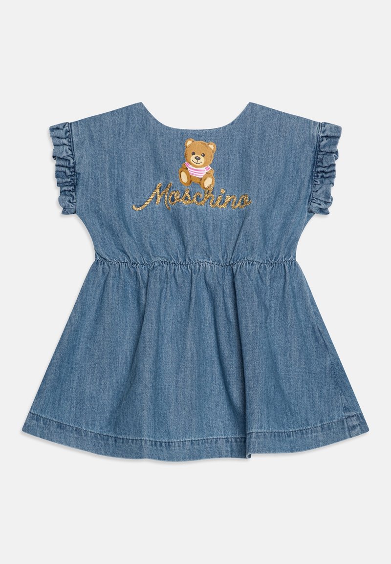 Robe en denim avec des manches courtes à volants, de couleur bleue, taille élastique, et un ours brodé avec "Moschino" en doré au-dessus.