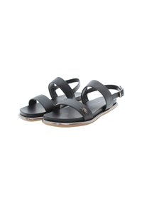 Svarta lädersandaler med två breda remmar, en ankelrem och en metallisk accentlogotyp. Platt sula med en lätt kurva. Slät textur.