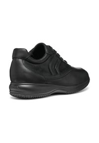Sneaker in pelle nera con una texture liscia, design con lacci e suola ammortizzata. Presenta un logo discreto e dettagli di ventilazione sul retro.