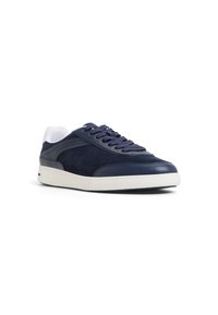 Zapatillas de cuero azul marino con acentos de gamuza, punta redondeada, suela de goma blanca y cordones a juego. Presentan una textura suave y un diseño minimalista.