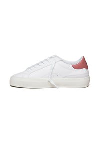 Sneakers bianchi con accentuazione rosa sul tallone, esterno in pelle liscia, punta tonda, suola piatta in gomma e sistema di allacciatura tradizionale.