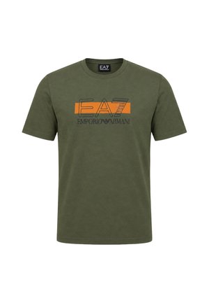Camiseta verde de manga corta con cuello redondo, con el logo "EA7 Emporio Armani" en negro y una franja naranja intensa a lo largo del pecho.