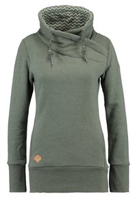 Sudadera verde con un alto cuello, diseño frontal diagonal, cordones ajustables, puños acanalados y un pequeño parche de cuero en el dobladillo.