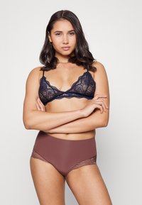 Spanx SPANXSUPERSMOOTH™ UNDIE-TECTABLE® LACE HI-HIPSTER - Calças - cocoa rose
