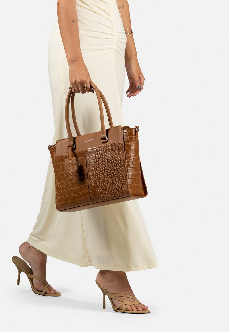 Borsa a tracolla in pelle marrone con texture a coccodrillo, due manici superiori e una tracolla staccabile, dotata di chiusura con zip e dettaglio logo.