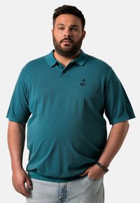 Tyrkysové polo tričko vyrobené z texturované tkaniny s tříknoflíkovou légou a krátkými rukávy. Na levé hrudi se nachází černé logo kotvy.