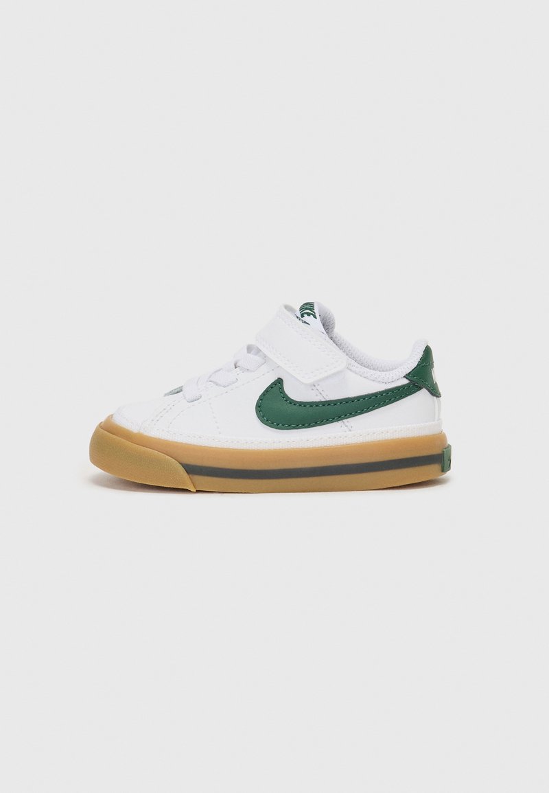 Fehér sneaker zöld részletekkel, kerek orral, párnázott gallérral, tépőzárral, fűzős rögzítéssel és gumi talppal.