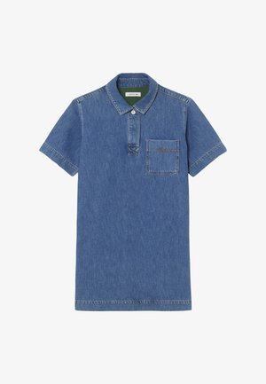 Polo de manga corta para hombre de mezclilla azul con cuello, tapeta de un solo botón y bolsillo en el pecho con un logo bordado.