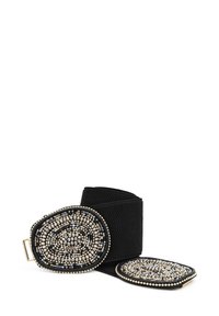 Cintura elastica nera con fibbia decorativa ovale in perline, caratterizzata da motivi argentati, dorati e neri. Finitura testurizzata con chiusura in metallo.