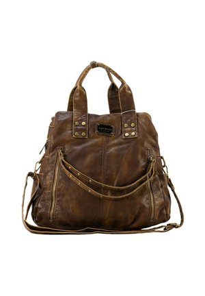 Bolso de mano de cuero marrón con asas dobles, correa de hombro desmontable, bolsillos frontales con cremallera y detalles de remaches metálicos sobre un fondo blanco.