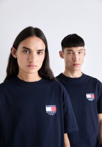 Tommy Jeans FLAG TEE UNISEX - T-shirts print - dark night navy