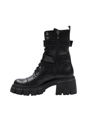 Svart läderankelboot med kraftig plattform, dragkedjestängning, snörning på framsidan och rem accent. Texturerad yta med rundad tå.