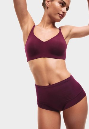 Bordeaux beha van glad, rekbaar materiaal, met een V-hals en brede schouderbanden, gecombineerd met bijpassende high-waisted boyshorts.