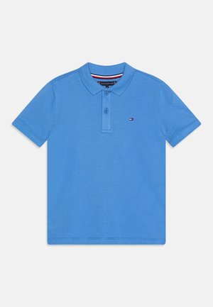Polo bleu à manches courtes avec col, deux boutons et petit logo Tommy Hilfiger sur la poitrine gauche.