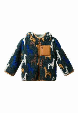 Fleecejacke mit Kapuze, in einer grünen Grundfarbe und mit mehrfarbigen Giraffenmustern. Enthält eine sandfarbene, mit Reißverschluss versehene Brusttasche.